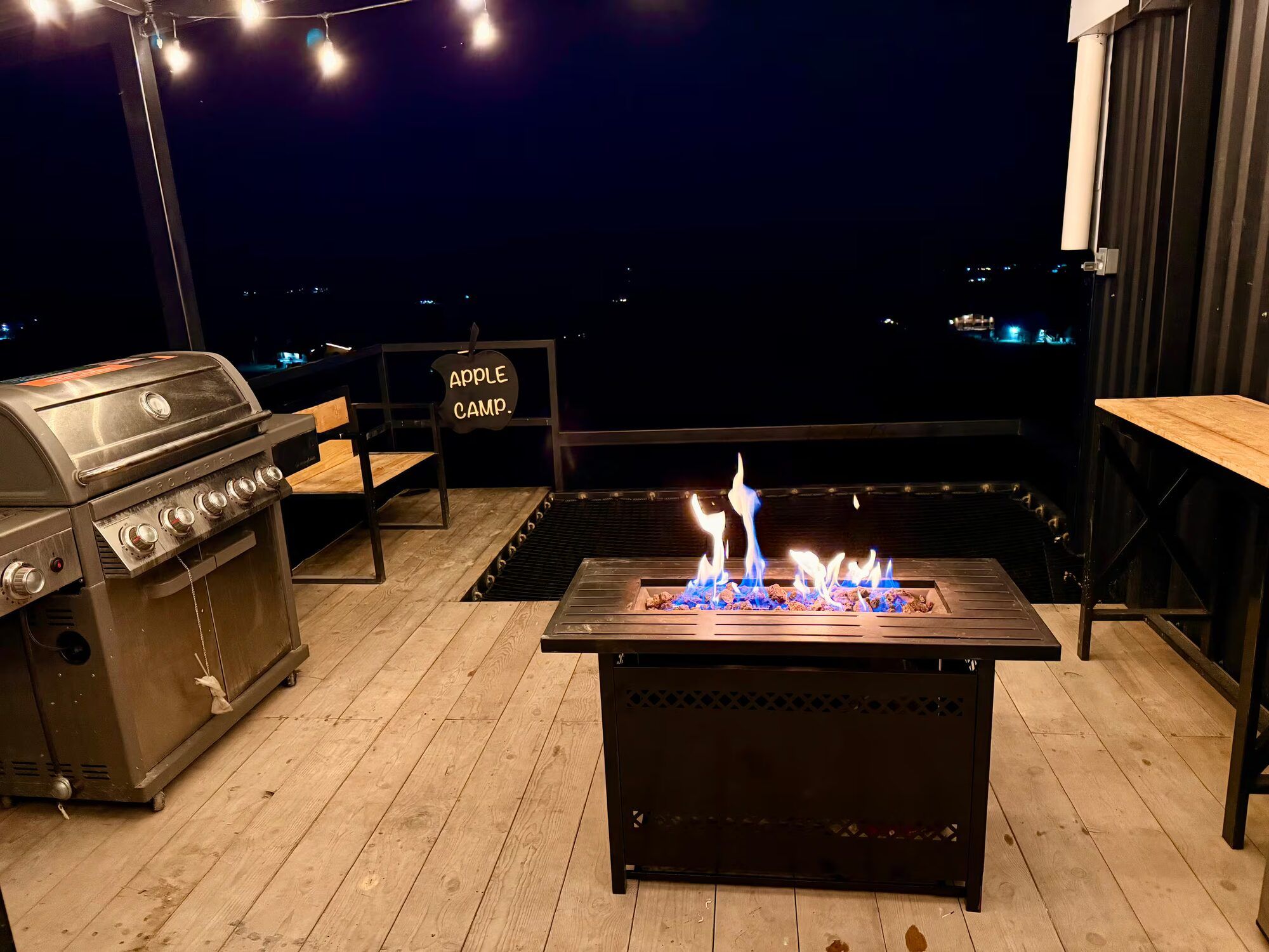 Terraza con fogatero encendido de noche