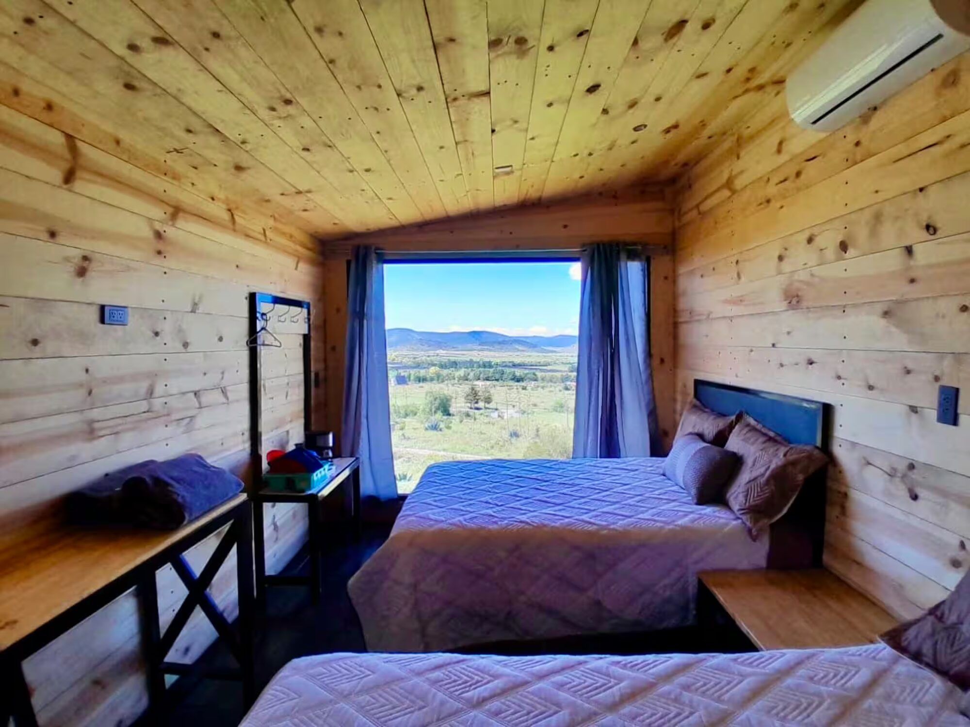 Recámara de madera con vista al campo