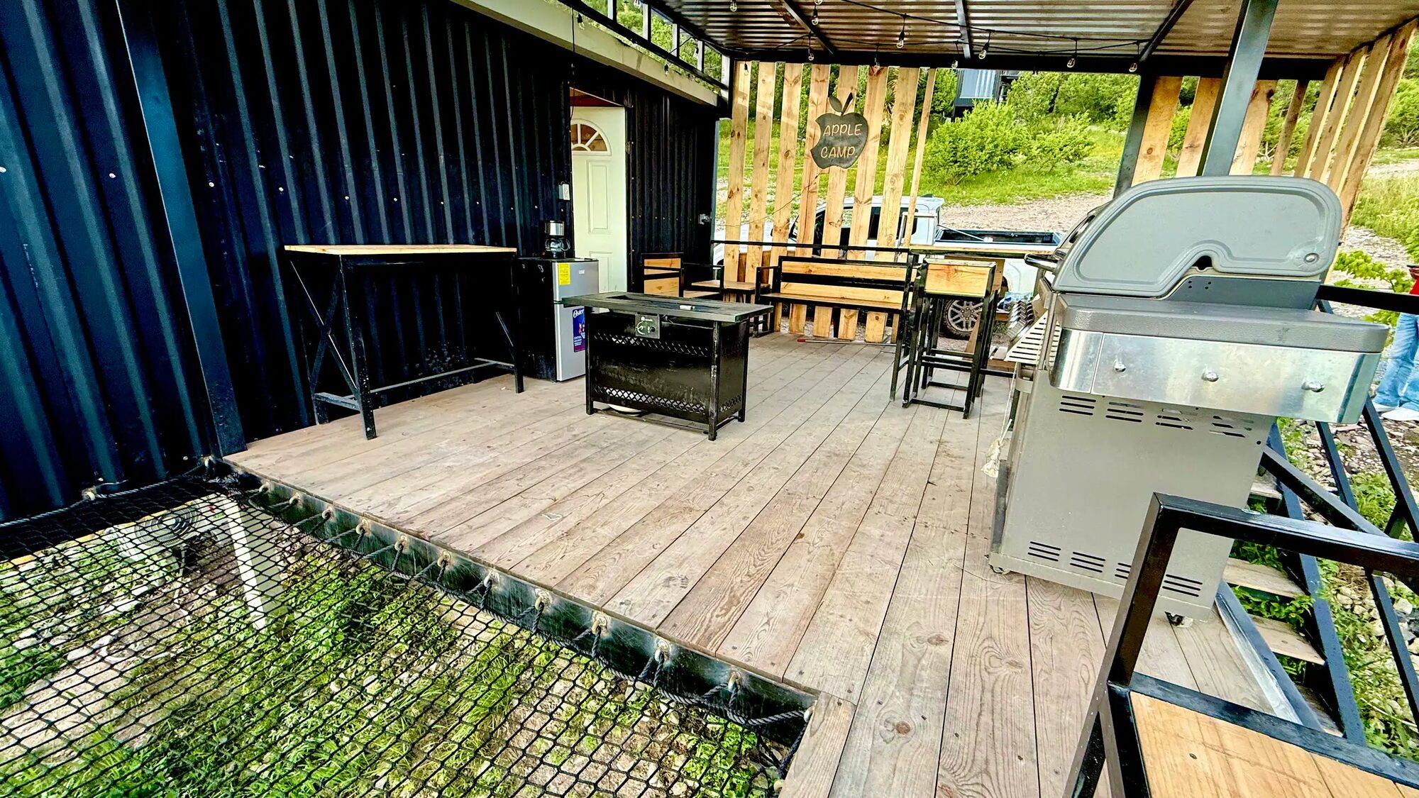 Terraza techada con asador y mesa