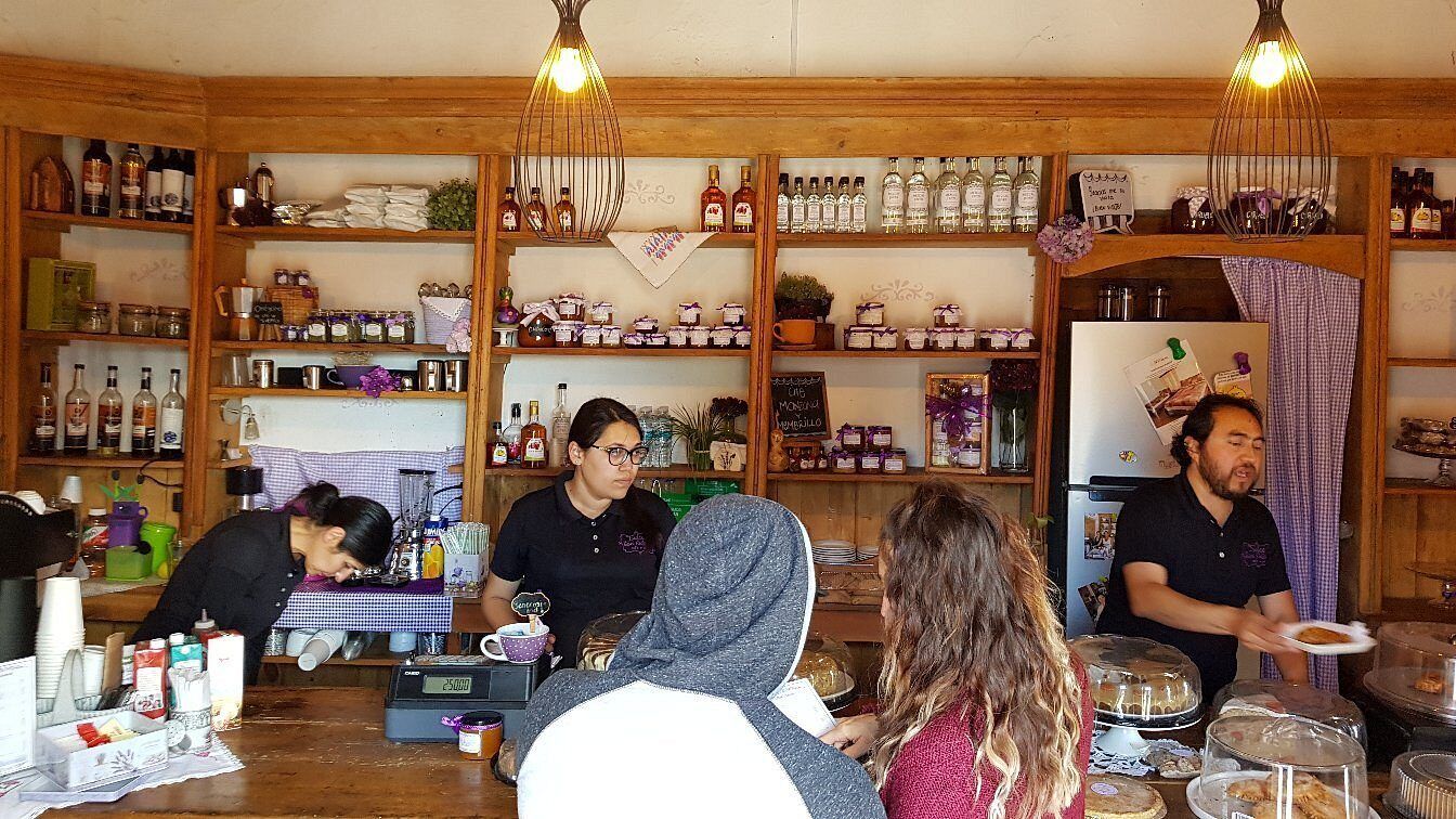 Clientes en la barra de Dulce San Antonio