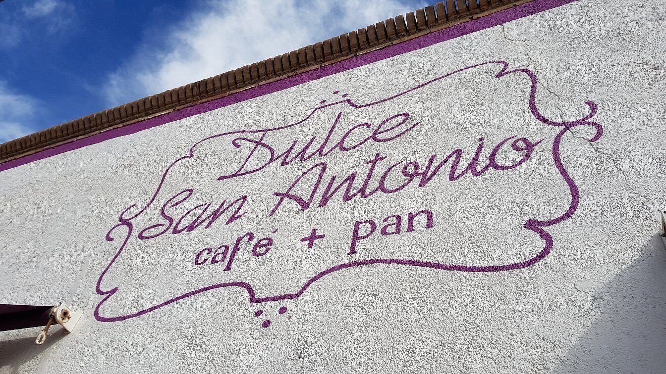 Letrero de Dulce San Antonio, café + pan