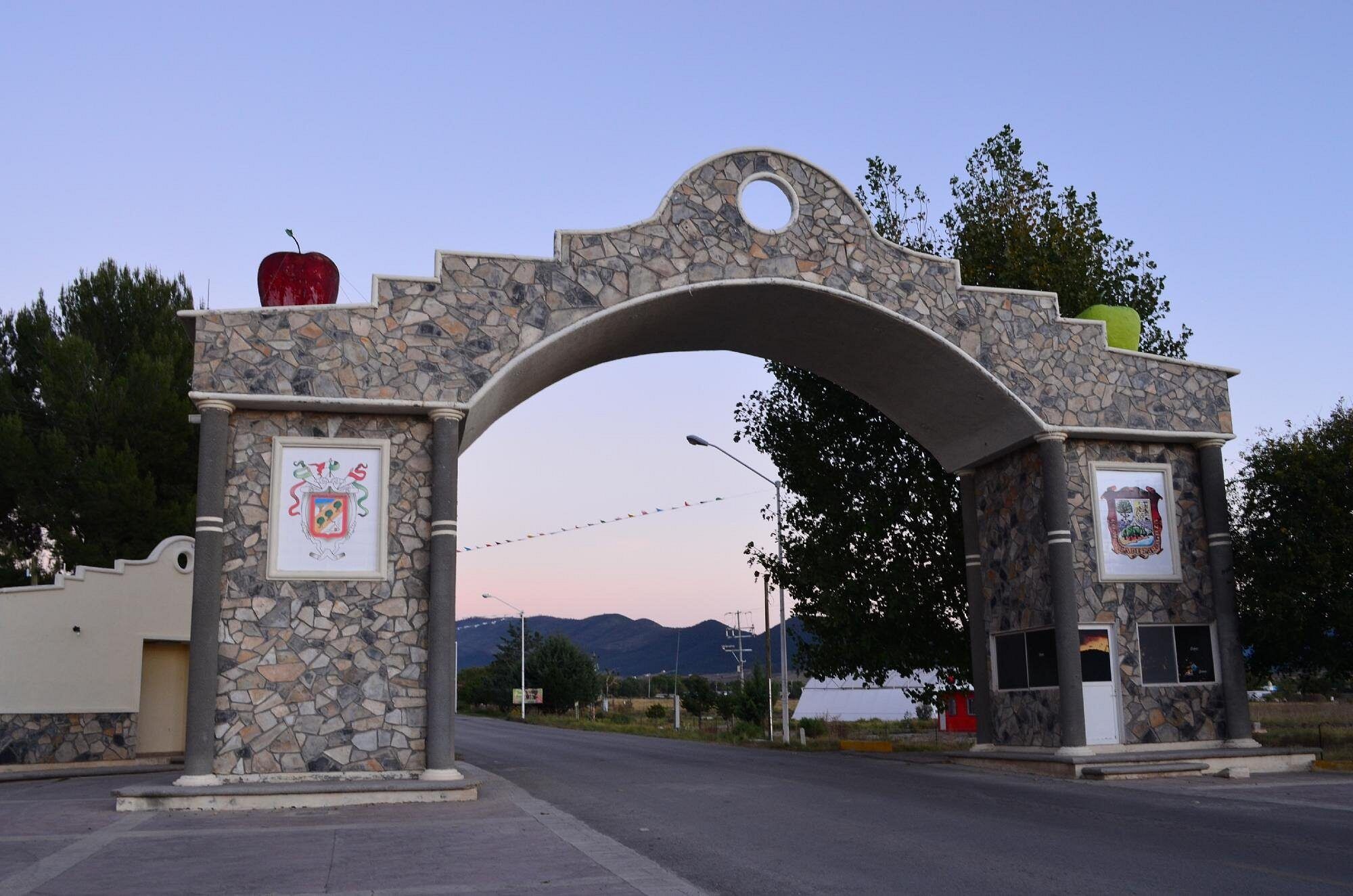 Arco de entrada a San Antonio de las Alazanas
