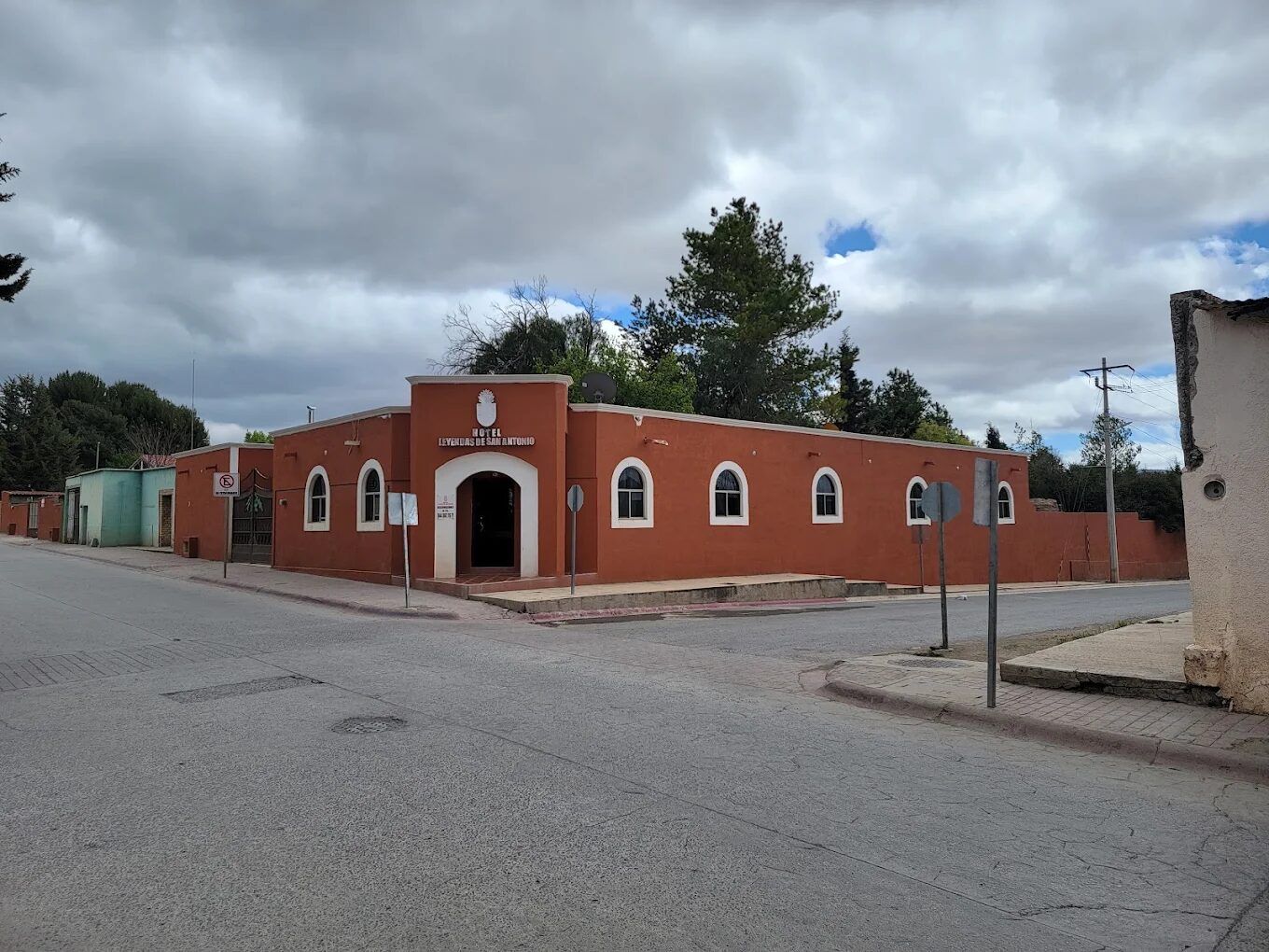 Calle del pueblo con edificio de muros rojos